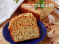 Ароматный кекс с пармезаном и чесноком