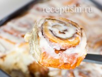 Булочки с корицей и сливочно-сырным соусом