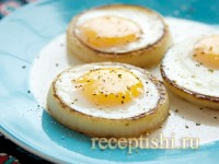 Глазунья в луковых колечках
