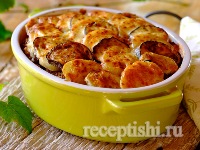 Греческая мусака с фаршем, картофелем и соусом Бешамель