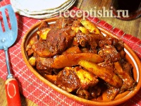 Курица кусочками, запеченная с картофелем в остром соусе