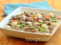 Куриные желудки с овощами в сметанном соусе