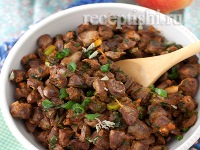 Куриные сердца с морковью и яблоками