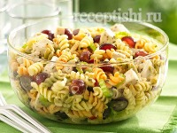 Куриный салат с макаронами, виноградом и маковым соусом