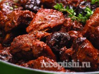 Мясо тушеное с черносливом и томатами
