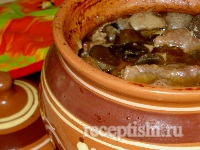 Мясо тушеное с грибами, в горшочках