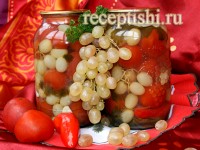 Помидоры, маринованные с виноградом