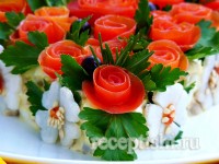 Розы из помидоров для украшения салата