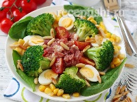 Салат из брокколи с перепелиными яйцами, беконом и кукурузой 
