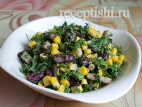 Салат из фасоли с кукурузой, сухариками и зеленью