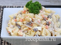 Салат с курицей, макаронами и сыром