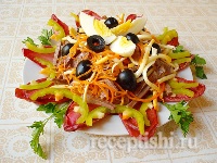 Салат с сердцем, копченым сыром и цикорием