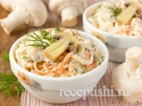 Салат с курицей, морковью и грибами