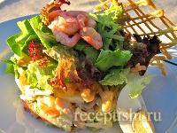 Салат с мясом, креветками и овощами