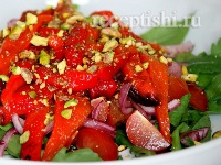 Салат с печёными перцами и фисташками