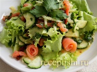 Салат с сёмгой и дижонским соусом