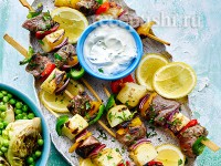 Шашлык из баранины с овощами и соусом дзадзыки