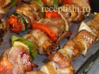 Шашлык из курицы с беконом и овощами