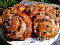 Слоеные булочки с изюмом и заварным кремом