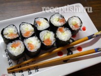 Суши с красной рыбой, сливочным сыром и огурцом