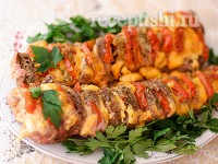 Свинина - гармошка, запеченная с сыром и помидорами