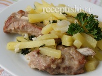 Свиные ребрышки, тушенные с картошкой