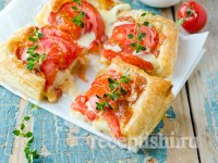 Тарт из слоеного теста с помидорами и сыром
