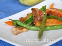 Теплый салат с курицей и стручковой фасолью