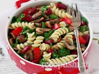 Теплый салат с пастой, шпинатом, грибами и фасолью 