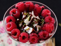 Творожный десерт с малиной, фисташками и шоколадным соусом