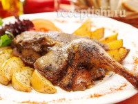Утка, запеченная кусочками в медово-горчичном соусе
